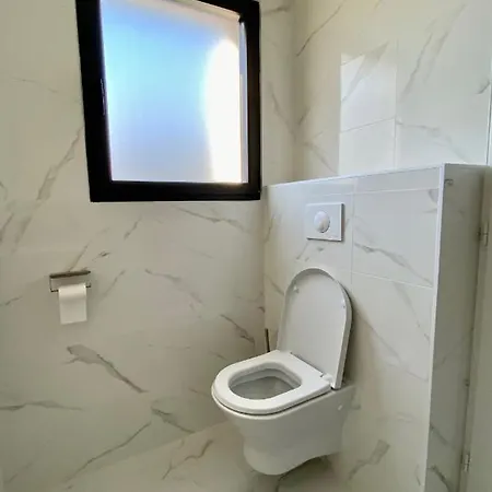Villa Avec Piscine Chauffee Idealement Situee *