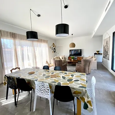 Villa Avec Piscine Chauffée Idéalement Située