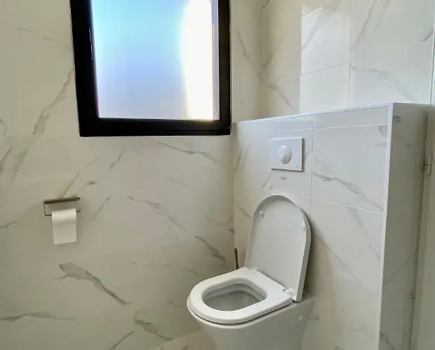 Villa Avec Piscine Chauffée Idéalement Située *