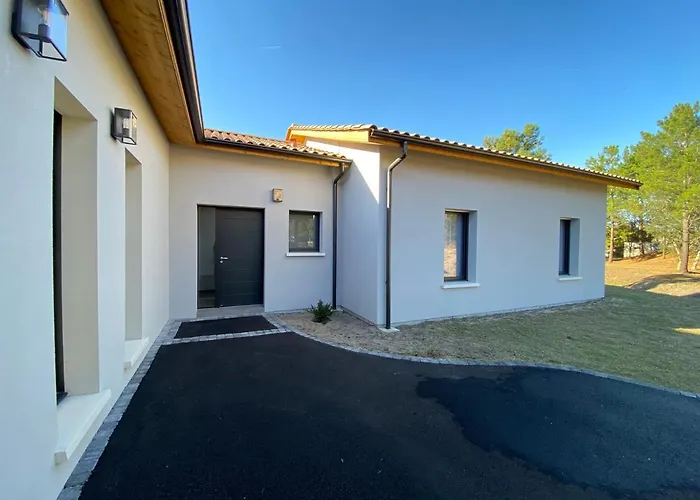 Avec Piscine Chauffée Idéalement Située *