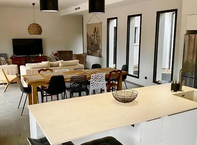 Avec Piscine Chauffée Idéalement Située