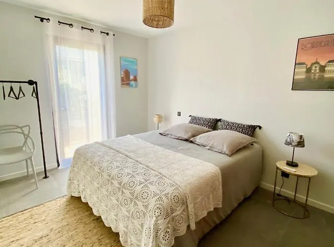 Avec Piscine Chauffée Idéalement Située