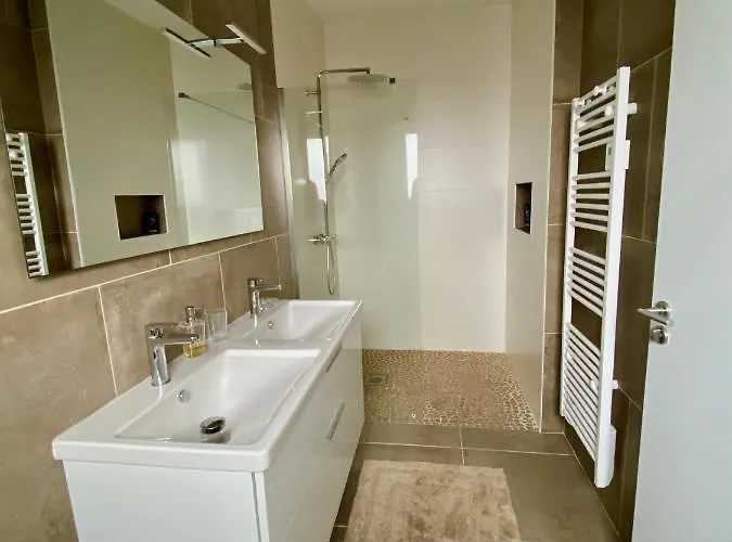 Villa Avec Piscine Chauffée Idéalement Située *