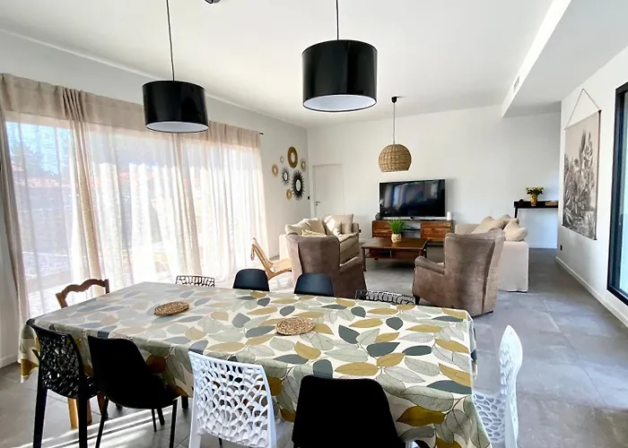 Villa Avec Piscine Chauffée Idéalement Située